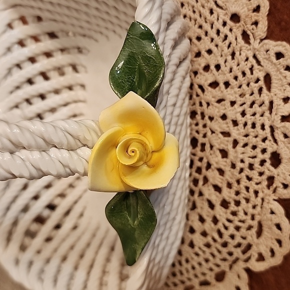 VINTAGE CAPODIMONTE BASKET WOVEN PORCELAIN w/ YELLOW FLOWERS Made in ITALY - Picture 4 of 13